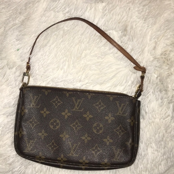 Louis Vuitton Handbags - Louis Vuitton pochette 💋